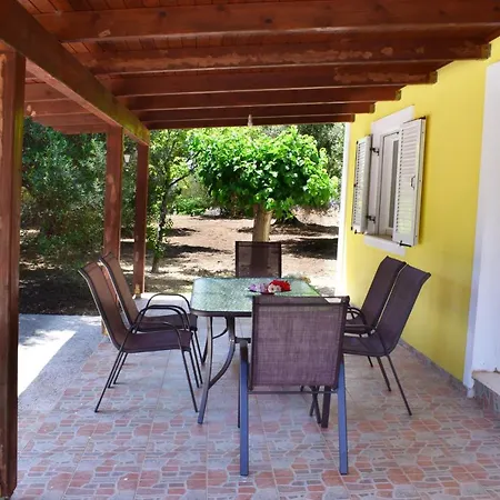 Dom wakacyjny Cozy With Garden And Olive Grove Of 5 Acr